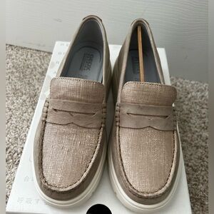 *BRAND NEW*NEVER WORN* GOEX LOAFER